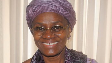 Photo de 8 mars 2020 : Marie Thérèse Abena Ondoa demande aux femmes qui n’ont pas pu avoir le pagne de cette année d’aller défilé avec celui de l’année antérieure