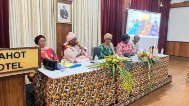 Photo de Le ministre de la promotion de la femme et de la famille Pr Abena Ondoa née Obama Marie Thérèse aux côtés des femmes juristes camerounaises